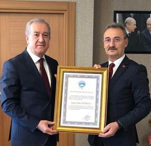 BAŞKAN KURUKIZ'DAN GENEL BAŞKAN YARDIMCIMIZ SADİR DURMAZ'A HEMŞEHRİLİK BERATI 