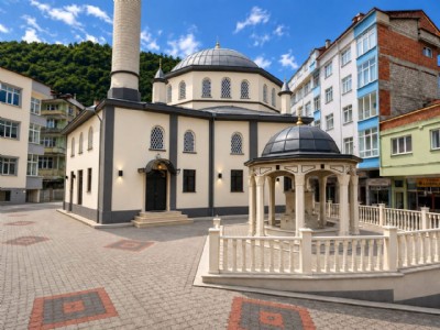 ŞALPAZARI MERKEZ CAMİİ ÇEVRESİ YENİ YÜZÜNE KAVUŞTU